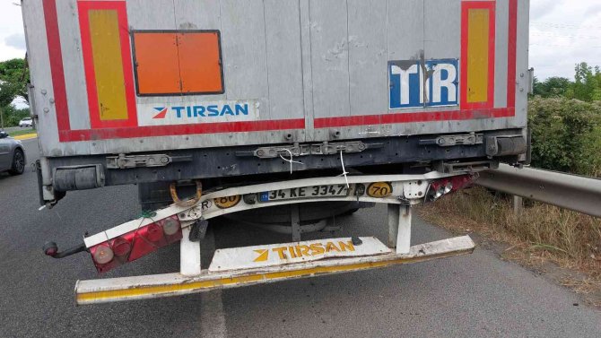 Fındık toplamaya giden ailelerin bulunduğu minibüs tırla çarpıştı: 14 yaralı