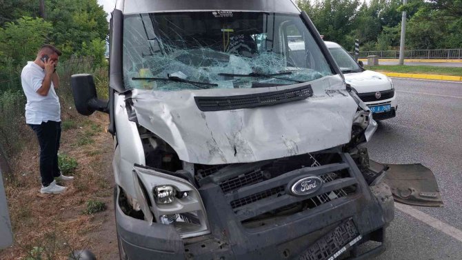 Fındık toplamaya giden ailelerin bulunduğu minibüs tırla çarpıştı: 14 yaralı