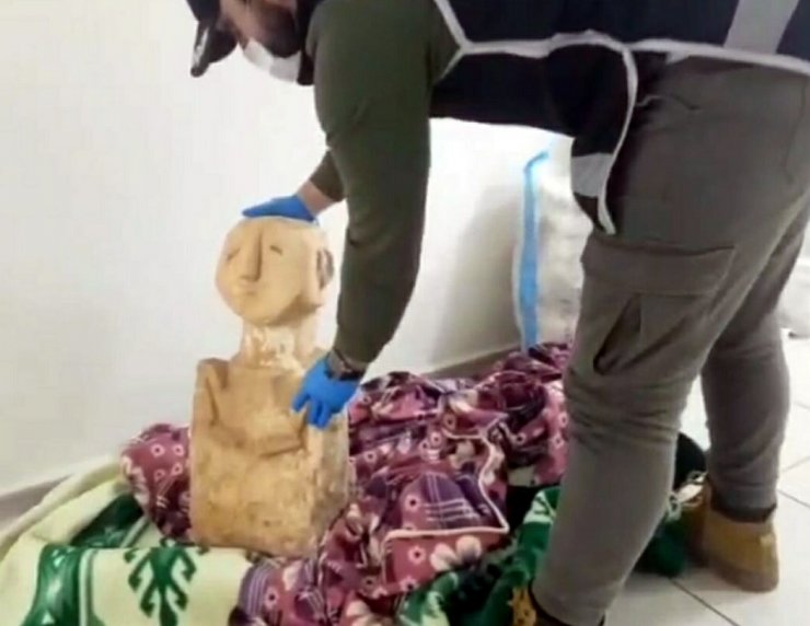 İzmir'de 11 bin 500 yıllık heykel ele geçirildi