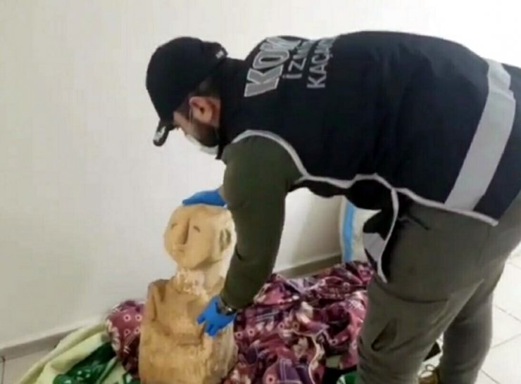 İzmir'de 11 bin 500 yıllık heykel ele geçirildi