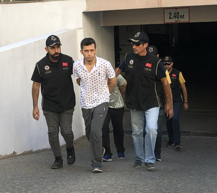 İzmir'de 3 eski üsteğmen, sahte kimlikle 'gaybubet evi'nde yakalandı