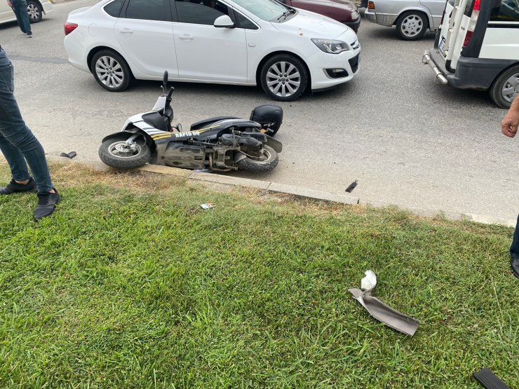 Kırmızı ışıkta geçen aracın motosiklet ve otomobile çarptığı kaza kamerada