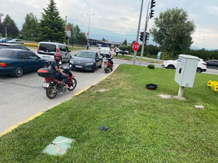 Kırmızı ışıkta geçen aracın motosiklet ve otomobile çarptığı kaza kamerada