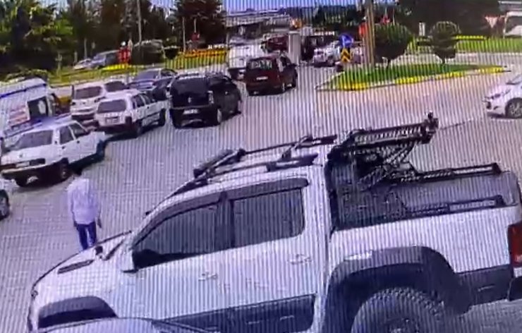 Kırmızı ışıkta geçen aracın motosiklet ve otomobile çarptığı kaza kamerada