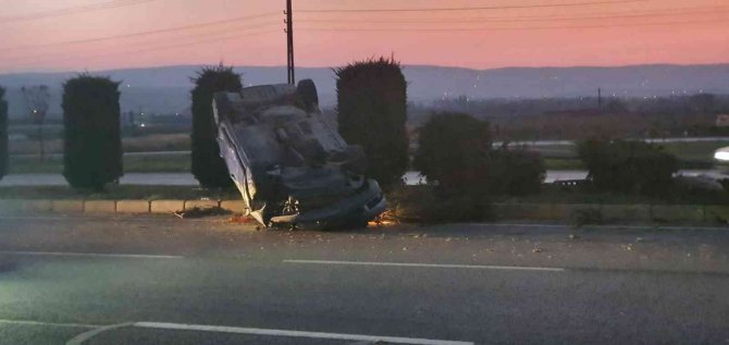 Kontrolden çıkan otomobil aydınlatma direğine çarpıp attı: 3 yaralı