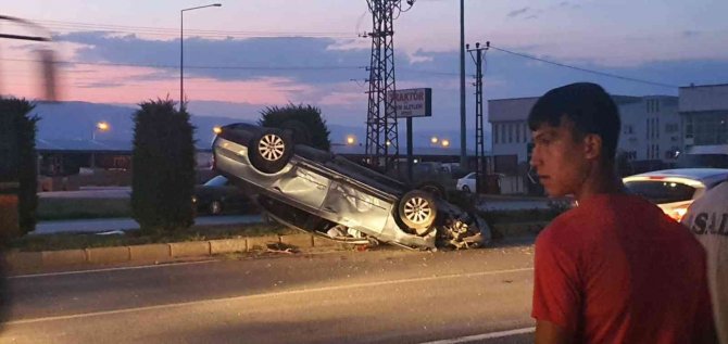 Kontrolden çıkan otomobil aydınlatma direğine çarpıp attı: 3 yaralı