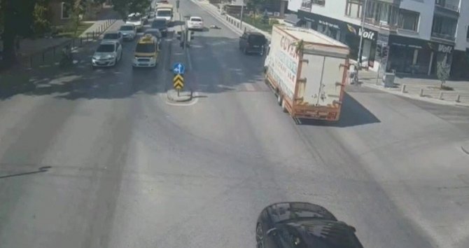 Konya'da kırmızı ışıkta durmayan bisikletliye otomobilin çarpması kamerada