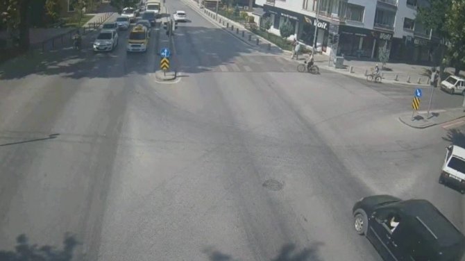 Konya'da kırmızı ışıkta durmayan bisikletliye otomobilin çarpması kamerada