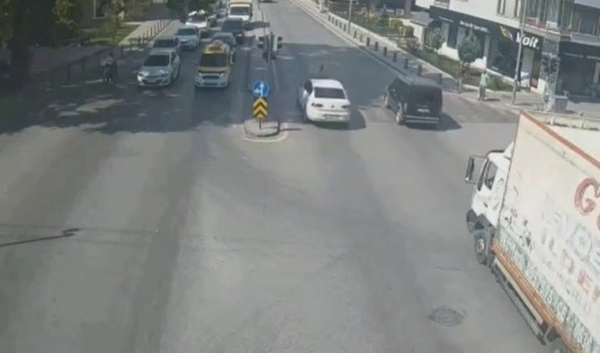 Konya'da kırmızı ışıkta durmayan bisikletliye otomobilin çarpması kamerada