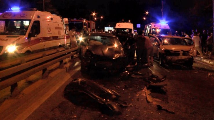 Navigasyonun ters yola soktuğu otomobil taksiye çarptı: 7 yaralı