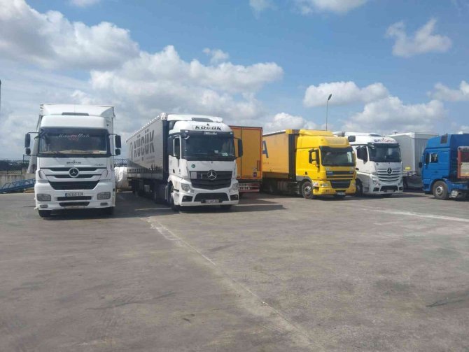 Otomobil yüklü tırlar bir aydır gümrükte bekletiliyor