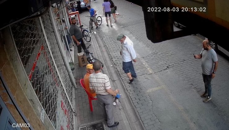 Sokak köpekleri bisikletlilere saldırdı; o anlar kamerada