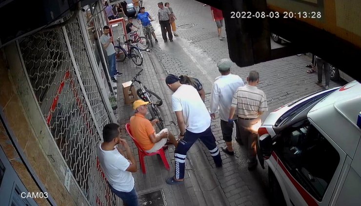 Sokak köpekleri bisikletlilere saldırdı; o anlar kamerada