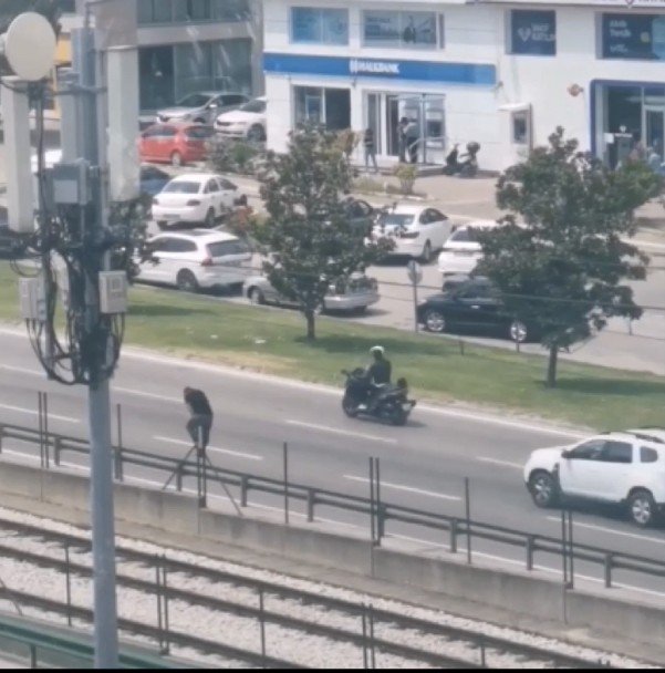 Yolun karşısına geçmek için canını hiçe saydı