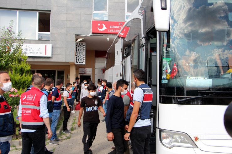 Afgan uyruklu 227 kaçak göçmen, sınır dışı edilmek üzere Edirne'den İstanbul'a gönderildi