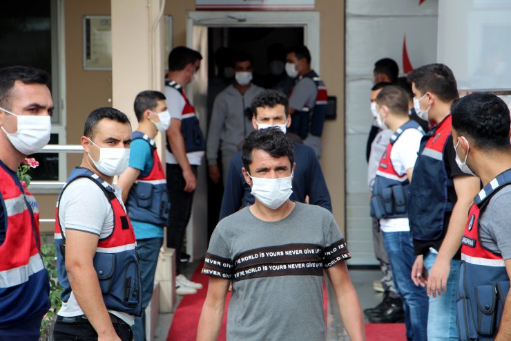 Afgan uyruklu 227 kaçak göçmen, sınır dışı edilmek üzere Edirne'den İstanbul'a gönderildi