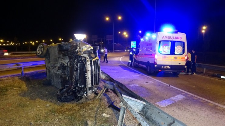 Düzce'de refüje çıkan otomobil takla attı: 2 yaralı