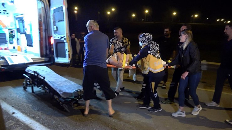 Düzce'de refüje çıkan otomobil takla attı: 2 yaralı