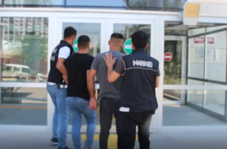 Elazığ'da araçta metamfetaminle yakalanan 2 şüpheli tutuklandı