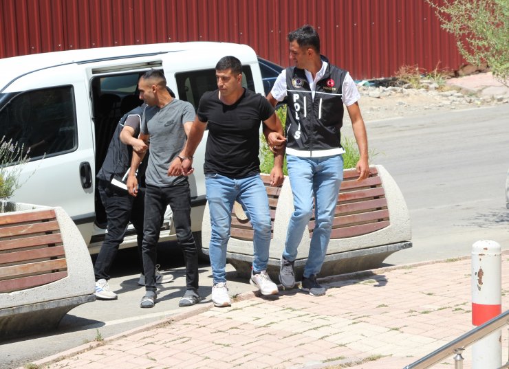 Elazığ'da araçta metamfetaminle yakalanan 2 şüpheli tutuklandı