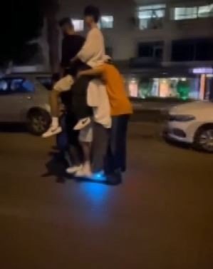 Elektrikli scootera 6 kişi bindiler