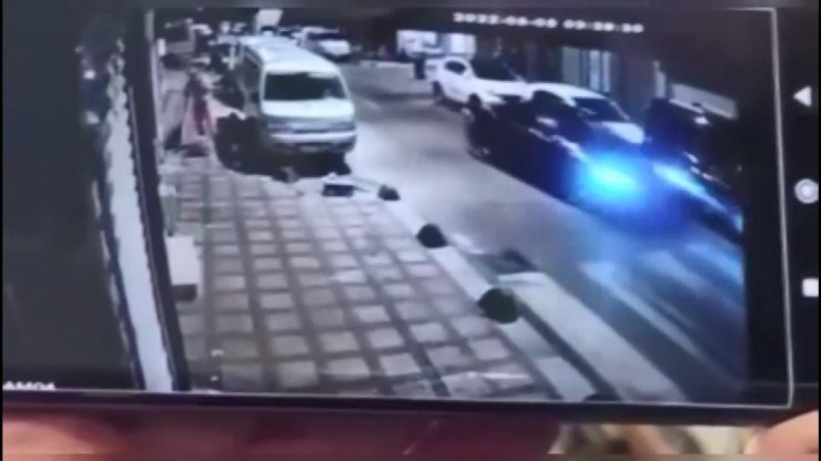 Otomobil park halindeki araca çarpıp takla attı