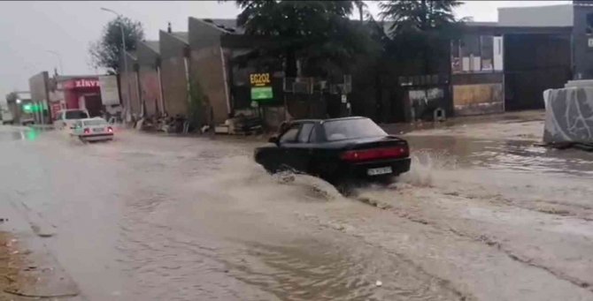 Eskişehir’de sağanak yağış etkili oldu