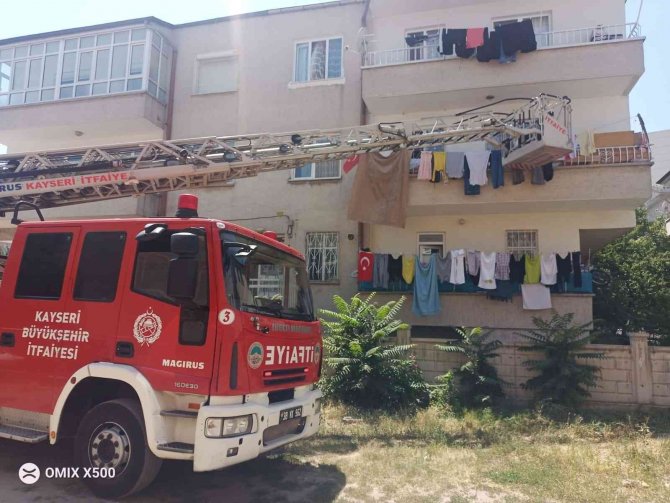 Evde mahsur kalan engelli çocuğu itfaiye kurtardı