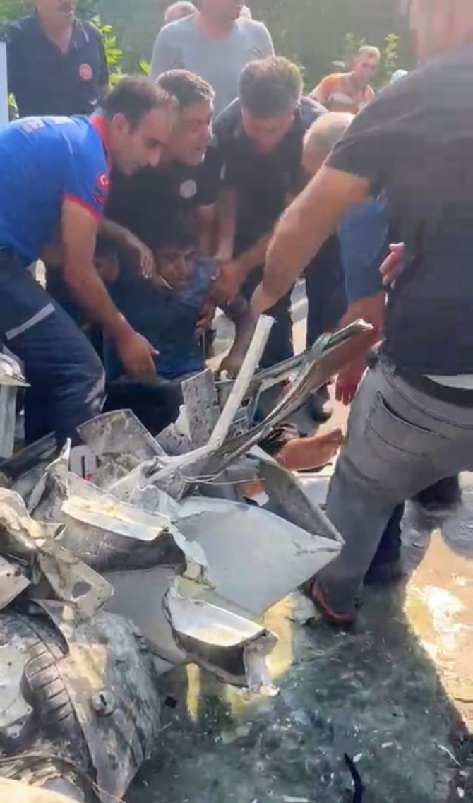 Hurdaya dönen araçtan yaralı kurtuldu