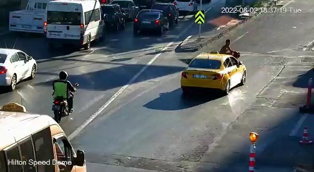 İlginç anlar... Tartışma sonrası taksi üstünde yolculuk