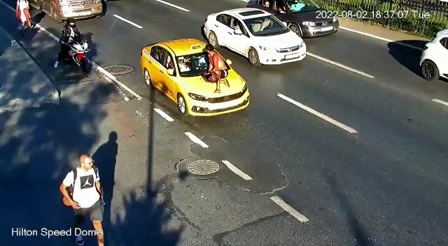 İlginç anlar... Tartışma sonrası taksi üstünde yolculuk