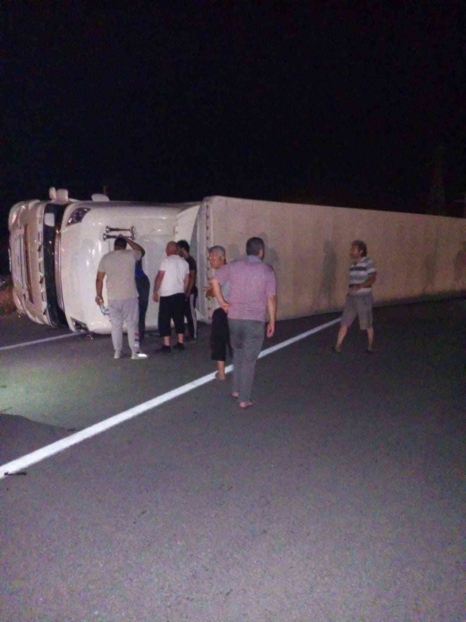 Kontrolden çıkan tır yol ortasına devrildi