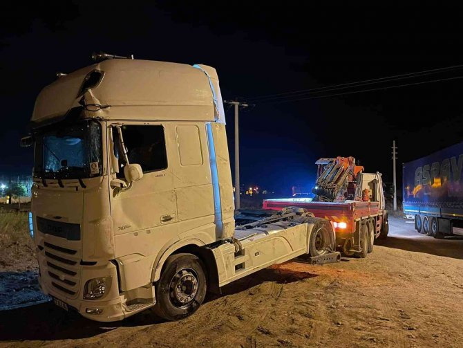Kontrolden çıkan tır yol ortasına devrildi
