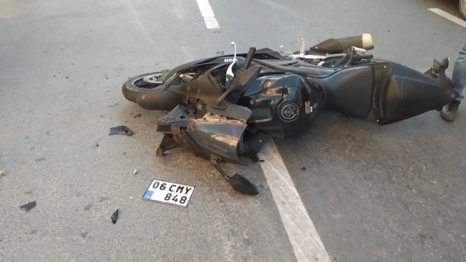 Motosiklet kamyonete çarptı: 1 yaralı