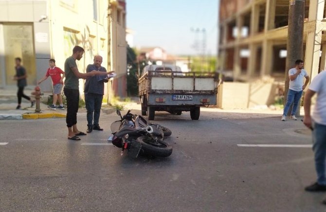 Motosiklet kamyonete çarptı: 1 yaralı