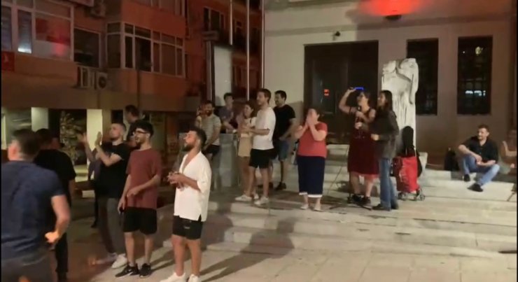 Navigasyonu takip eden TIR, ara sokakta sıkıştı