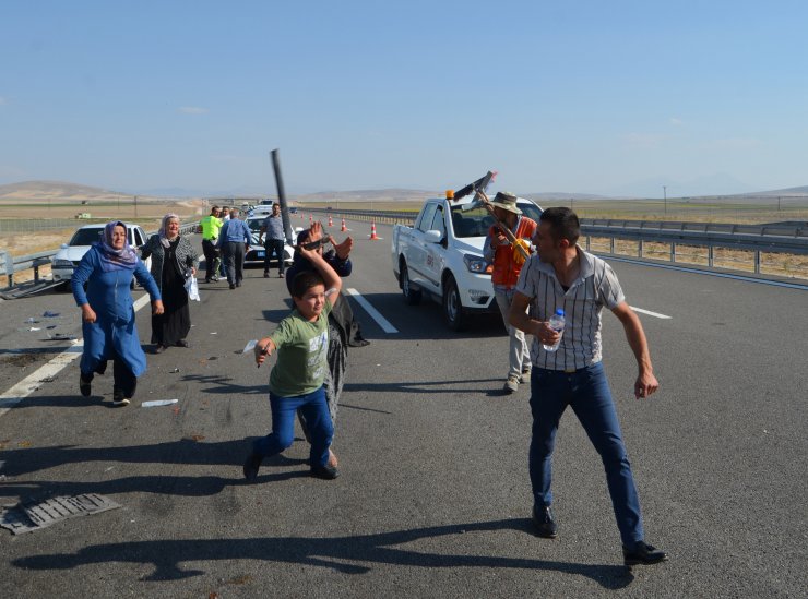 Otoyolda duran düğün konvoyundaki araçlara TIR çarptı: 9 yaralı