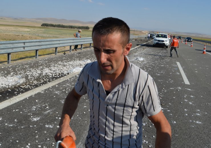 Otoyolda duran düğün konvoyundaki araçlara TIR çarptı: 9 yaralı