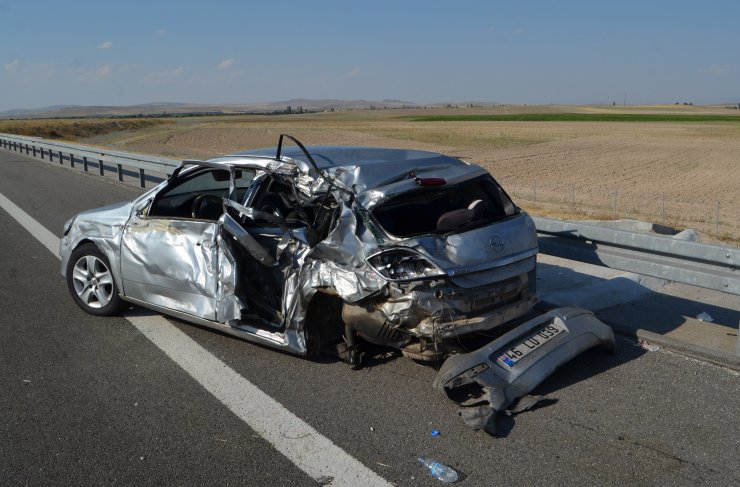 Otoyolda duran düğün konvoyundaki araçlara TIR çarptı: 9 yaralı