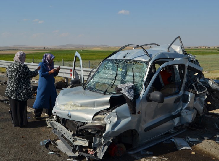 Otoyolda duran düğün konvoyundaki araçlara TIR çarptı: 9 yaralı