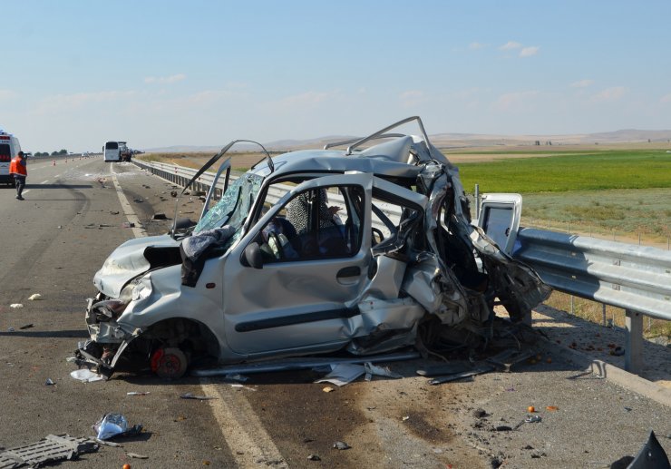 Otoyolda duran düğün konvoyundaki araçlara TIR çarptı: 9 yaralı