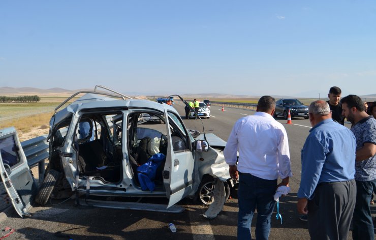 Otoyolda duran düğün konvoyundaki araçlara TIR çarptı: 9 yaralı