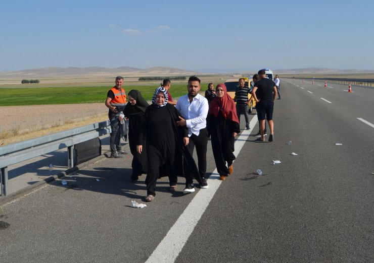 Otoyolda duran düğün konvoyundaki araçlara TIR çarptı: 9 yaralı