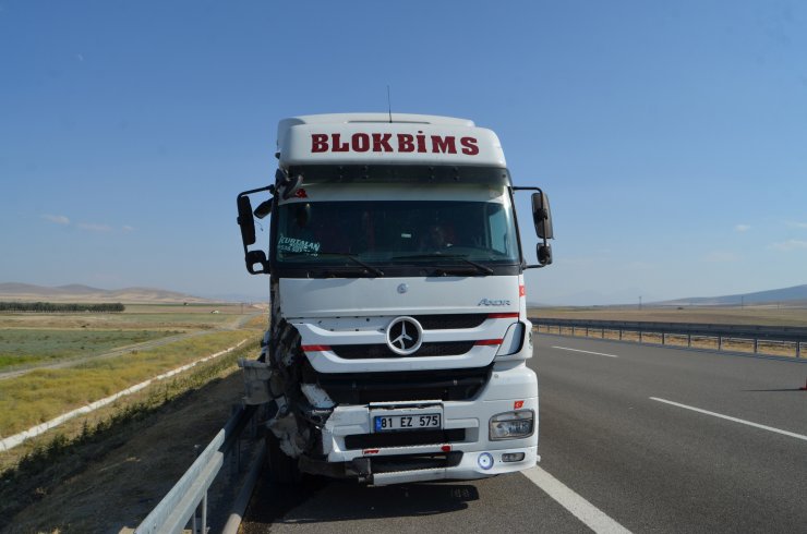 Otoyolda duran düğün konvoyundaki araçlara TIR çarptı: 9 yaralı