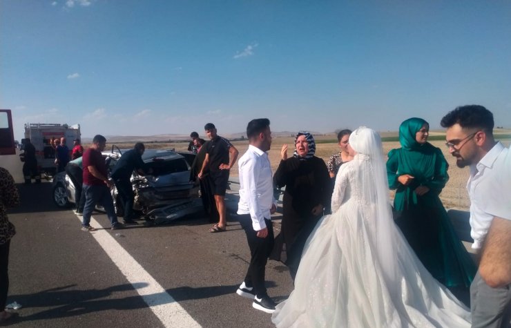 Otoyolda duran düğün konvoyundaki araçlara TIR çarptı: 9 yaralı