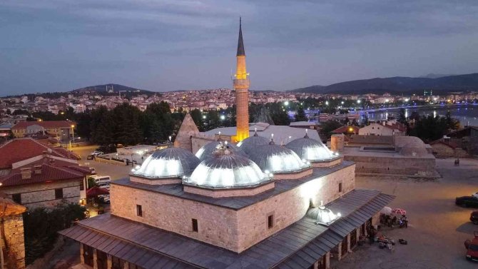 Tarihi bedesten üzerine yuva yapan leylekler ilgi odağı haline geldi