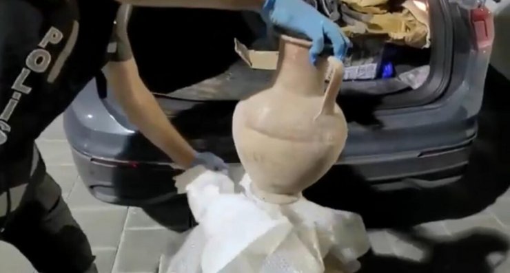 2 araçta çok sayıda tarihi eser ele geçirildi