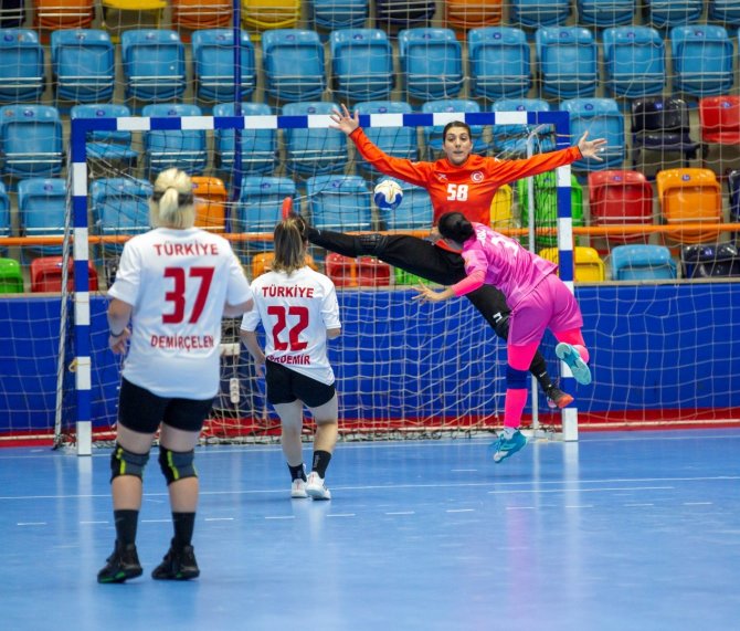 A Milli Kadın Hentbol Takımı galibiyetle başladı