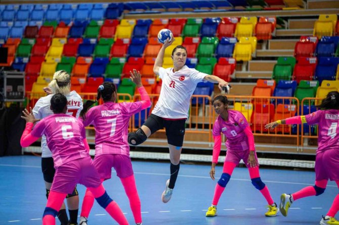 A Milli Kadın Hentbol Takımı galibiyetle başladı