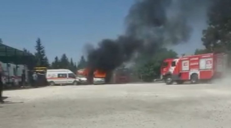 Adıyaman'da hastane otoparkındaki 2 ambulans yandı